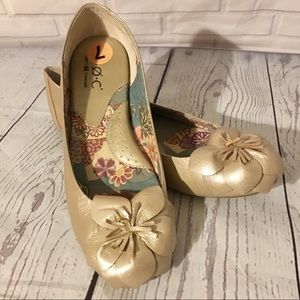BOC Beautiful  Confortable Golden Flats Size 7 EUC